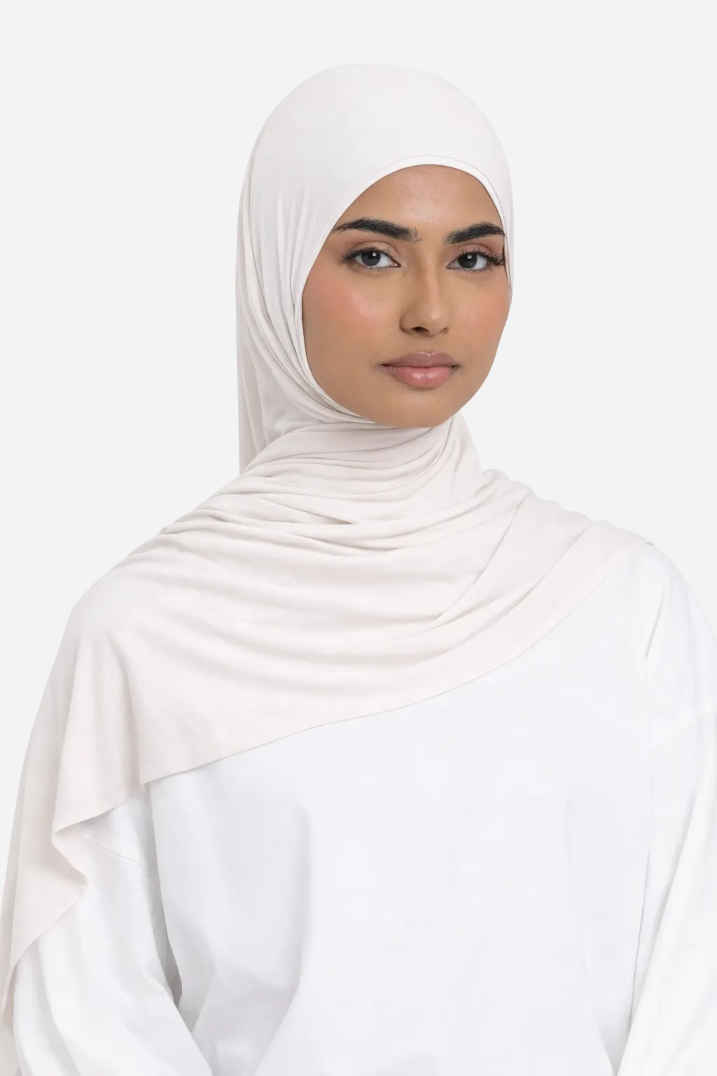 Woman wearing a pearl premium bamboo jersey hijab by Amanah styled smoothly over a white outfit